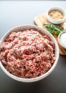 Si vous aimez le petit-déjeuner, vous allez adorer ces galettes de saucisses pour le petit-déjeuner. Ils sont savoureux, herbacés et ont juste un soupçon de douceur.