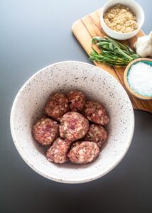 Si vous aimez le petit-déjeuner, vous allez adorer ces galettes de saucisses pour le petit-déjeuner. Ils sont savoureux, herbacés et ont juste un soupçon de douceur.