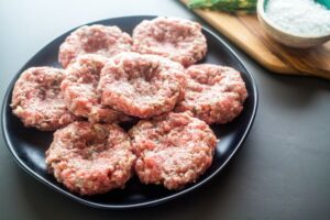 Si vous aimez le petit-déjeuner, vous allez adorer ces galettes de saucisses pour le petit-déjeuner. Ils sont savoureux, herbacés et ont juste un soupçon de douceur.