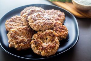 Si vous aimez le petit-déjeuner, vous allez adorer ces galettes de saucisses pour le petit-déjeuner. Ils sont savoureux, herbacés et ont juste un soupçon de douceur.