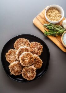 Si vous aimez le petit-déjeuner, vous allez adorer ces galettes de saucisses pour le petit-déjeuner. Ils sont savoureux, herbacés et ont juste un soupçon de douceur.