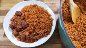 Comment faire du jollof rice Le jollof rice est un plat originaire du Ghana, du Nigéria et aussi de la Côte d'Ivoire  voici la recette accompagné d'une sauce aux légumes et aux boulettes. Bon appétit.