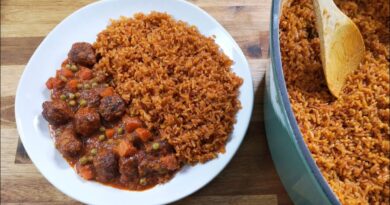 Comment faire du jollof rice Le jollof rice est un plat originaire du Ghana, du Nigéria et aussi de la Côte d'Ivoire  voici la recette accompagné d'une sauce aux légumes et aux boulettes. Bon appétit.