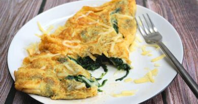 Une omelette délicate et moelleuse est faite en fouettant très bien les œufs, comme si vous alliez faire un gâteau. Feuilles d'épinards fraîches, fromage Cheddar sur le dessus et qui se soucie qu'il ne se plie pas parfaitement