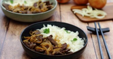 Le bœuf sauté aux oignons est une recette de dernière minute à déguster avec des nouilles chinoises ou un riz basmati.