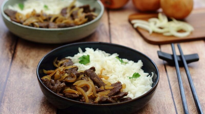 Le bœuf sauté aux oignons est une recette de dernière minute à déguster avec des nouilles chinoises ou un riz basmati.