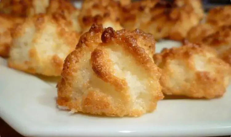 La recette de rochers coco ou congolais facile rapide et inratable faite à base de blancs d’œuf et de noix de coco râpée.