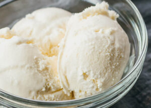 Voici la façon la plus simple de faire de la crème glacée à la maison, en utilisant seulement trois ingrédients.