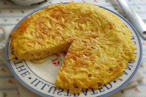 Une très bonne recette d’omelette au spaghetti très rapide cuire à feu doux pour que vos pâtes ne durcissent pas et ne pas mettre trop de pate.