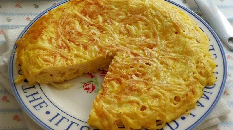 Une très bonne recette d’omelette au spaghetti très rapide cuire à feu doux pour que vos pâtes ne durcissent pas et ne pas mettre trop de pate.