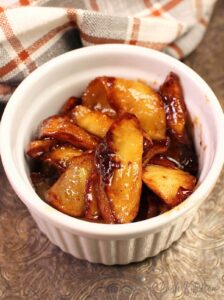 Les pommes frites à la poêle au beurre sont un régal classique du Sud. Les pommes fraîches sont ramollies dans du beurre et mélangées avec du sucre et de la cannelle. Si délicieux et ils peuvent être prêts en seulement 15 minutes ! Ces pommes frites sont un régal classique qui peut être apprécié à tout moment de l'année. Ils sont parfaits pour le petit-déjeuner, le brunch, le dessert, les garnitures et comme plat d'accompagnement.