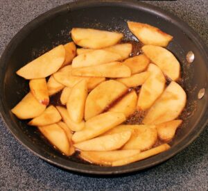 Les pommes frites à la poêle au beurre sont un régal classique du Sud. Les pommes fraîches sont ramollies dans du beurre et mélangées avec du sucre et de la cannelle. Si délicieux et ils peuvent être prêts en seulement 15 minutes ! Ces pommes frites sont un régal classique qui peut être apprécié à tout moment de l'année. Ils sont parfaits pour le petit-déjeuner, le brunch, le dessert, les garnitures et comme plat d'accompagnement.