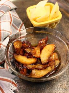 Les pommes frites à la poêle au beurre sont un régal classique du Sud. Les pommes fraîches sont ramollies dans du beurre et mélangées avec du sucre et de la cannelle. Si délicieux et ils peuvent être prêts en seulement 15 minutes ! Ces pommes frites sont un régal classique qui peut être apprécié à tout moment de l'année. Ils sont parfaits pour le petit-déjeuner, le brunch, le dessert, les garnitures et comme plat d'accompagnement.