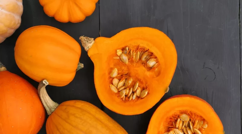 La citrouille est un ingrédient d'automne préféré, mais vous vous demandez peut-être s'il est sain. En effet, la citrouille est très nutritive et peu calorique. De plus, il est plus polyvalent que vous ne le pensez. Il peut être cuisiné aussi bien dans des plats salés que sucrés. Cet article passe en revue les propriétés nutritionnelles de la citrouille et ses diverses utilisations et avantages.