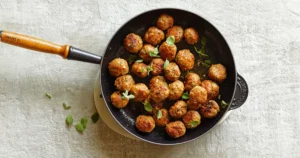 Cette recette  des boulettes à la viande hachée est top faite à base d’oignon, d’ail, de  Chapelure fine, de persil frais et de Coriandre, de poivre, de cumin,  de curcuma, de coriandre moulu, de paprika, de Canel et d’œuf. Suivez les instructions de préparation et venez nous dire comment vous avez trouvé la recette. N’oubliez pas de nous laisser un commentaire en bas de l’article.