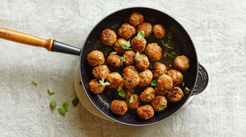 Cette recette  des boulettes à la viande hachée est top faite à base d’oignon, d’ail, de  Chapelure fine, de persil frais et de Coriandre, de poivre, de cumin,  de curcuma, de coriandre moulu, de paprika, de Canel et d’œuf. Suivez les instructions de préparation et venez nous dire comment vous avez trouvé la recette. N’oubliez pas de nous laisser un commentaire en bas de l’article.