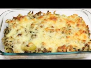 Une succulente recette de gratin aux légumes et à la viande hachée simple à faire préparé à base de bœuf hachée, de pommes de terre, d'oignon , de courgettes , de champignons ,de béchamel ,de sel ,de poivre, de thym et de poignées de fromage râpé.