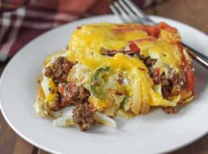 Une succulente recette de gratin aux légumes et à la viande hachée simple à faire préparé à base de bœuf hachée, de pommes de terre, d'oignon , de courgettes , de champignons ,de béchamel ,de sel ,de poivre, de thym et de poignées de fromage râpé.