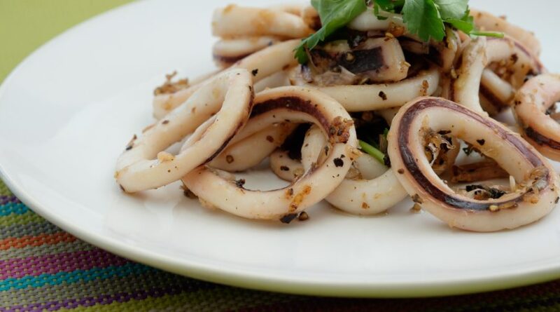 Calamars sautés à l'ail et persil facile à faire Le calamar, aussi connu sous le nom de calmar, est un mollusque céphalopode que l'on trouve dans les océans du monde entier. Sa chair délicate et savoureuse en fait un mets très apprécié dans de nombreuses cuisines.