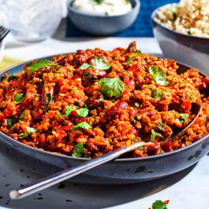 Cette recette de Chili Con Carne à la viande hachée et aux légumes est simple, rapide et délicieuse. Elle peut être facilement adaptée en fonction de vos préférences en matière de légumes ou d'épices. Essayez-la chez vous et profitez