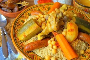 Cette recette de Couscous royal facile et rapide est idéale pour les amateurs de cuisine exotique qui cherchent à préparer un plat savoureux et nourrissant en peu de temps. Vous pouvez également ajouter d'autres légumes, tels que des courges, des patates douces ou des poivrons, selon vos goûts et vos préférences. Bon appétit !