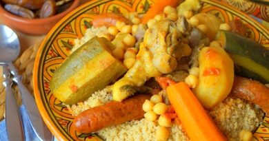 Cette recette de Couscous royal facile et rapide est idéale pour les amateurs de cuisine exotique qui cherchent à préparer un plat savoureux et nourrissant en peu de temps. Vous pouvez également ajouter d'autres légumes, tels que des courges, des patates douces ou des poivrons, selon vos goûts et vos préférences. Bon appétit !