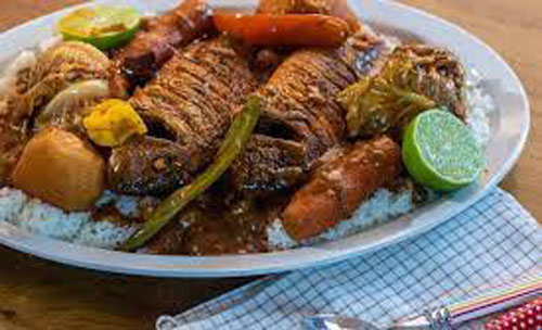 La recette simple et facile à faire de domoda dieune est un plat traditionnel sénégalais. Ce plat est un mélange savoureux et épicé de viande de bœuf, de poulet ou de poisson, de légumes tels que des tomates, des oignons, des carottes , poivrons,... 