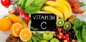 La vitamine C, également connue sous le nom d'acide ascorbique, est une vitamine essentielle pour la santé humaine. Elle est présente dans de nombreux fruits et légumes, et est souvent utilisée en complément alimentaire.