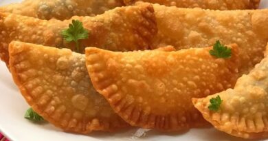 Les empanadas sont très populaires dans toute l'Amérique latine, et sont souvent consommées en tant que snack ou collation, mais aussi comme plat principal dans certains cas. Les garnitures les plus courantes incluent la viande hachée, le poulet, le fromage, les légumes, les fruits de mer et les haricots.