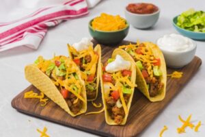 Les tacos sont un plat délicieux et populaire qui vient du Mexique. Ils sont remplis de saveurs épicées et salées, et peuvent être personnalisés en fonction des goûts de chacun. Si vous cherchez une recette de tacos simple et facile à suivre, voici une recette de tacos classique que vous pouvez essayer chez vous.