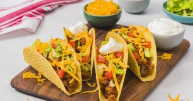 Les tacos sont un plat délicieux et populaire qui vient du Mexique. Ils sont remplis de saveurs épicées et salées, et peuvent être personnalisés en fonction des goûts de chacun. Si vous cherchez une recette de tacos simple et facile à suivre, voici une recette de tacos classique que vous pouvez essayer chez vous.