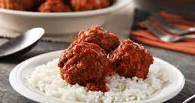 Cette recette de boulettes de viande à la sauce tomate et riz est facile à personnaliser selon vos préférences. Vous pouvez ajouter des légumes comme des carottes, des poivrons ou des champignons à la sauce pour ajouter de la texture et de la saveur.