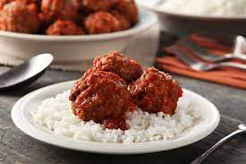 Les boulettes de viande à la sauce tomate et riz est un plat simple, savoureux et réconfortant qui est parfait pour les repas en famille ou entre amis. Cette recette est facile à préparer et ne nécessite pas d'ingrédients compliqués. Voici comment faire des boulettes de viande à la sauce tomate et du riz.