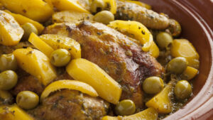 Le tajine de poulet aux pommes de terre et aux olives vertes est un plat traditionnel de la cuisine marocaine qui allie des saveurs chaudes et épicées avec une touche de fraîcheur des olives vertes. 