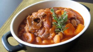 Cette recette de haricots à la viande de mouton est simple, savoureuse et nourrissante. Elle peut être facilement adaptée en fonction de vos goûts personnels, en ajoutant des légumes tels que des carottes, des pommes de terre ou des tomates. Elle est également idéale pour être préparée en grande quantité et congelée pour une utilisation ultérieure. Bon appétit !