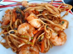 Les nouilles chinoises aux crevettes sont un plat classique de la cuisine asiatique qui allie saveurs délicates et textures alléchantes.