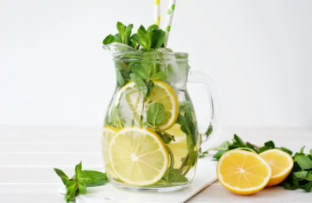 Détox Eau Rafraîchissante Citron et Menthe Une boisson désaltérante avec des citrons jaunes, de l'eau gazeuse et des feuilles de menthe fraîche. N'hésitez pas à remplacer le citron par d'autres agrumes et la menthe par du basilic ou de la sauge.