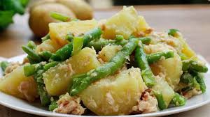 Recette de Salade de Pomme de terre et haricots Voici une recette de salade de pommes de terre et haricots verts .