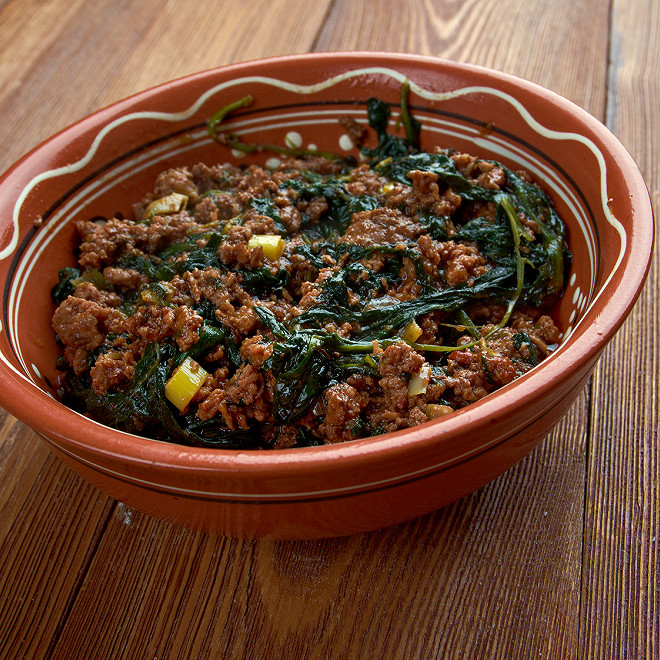 Le Ndolé de bœuf au miondo est un plat savoureux et nutritif qui met en valeur les délicates saveurs de la cuisine camerounaise. Sa combinaison unique de viande de bœuf, de feuilles de Ndolé et de miondo en fait un plat délicieusement équilibré, à la fois onctueux et plein de caractère.