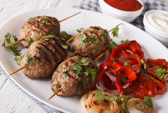 Le kefta est un plat savoureux à base de viande hachée (bœuf ou agneau) mélangée à des épices, des herbes fraîches et de l’ail, puis façonnée en boulettes ou en brochettes.