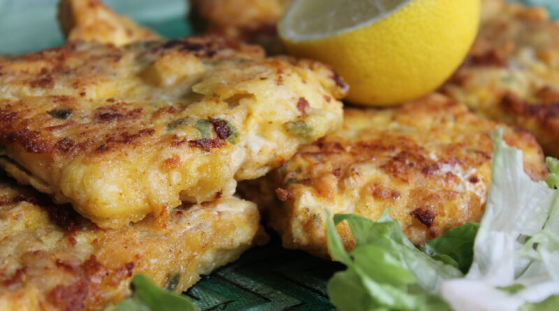 Le poisson frit à la chermoula est un plat savoureux de la cuisine maghrébine, où le poisson est mariné dans une pâte épicée à base d'ail, de coriandre, de cumin, de paprika et de curcuma, avant d'être frit jusqu'à obtenir une texture croustillante et dorée.